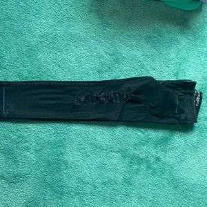 All black distressed jegging crop